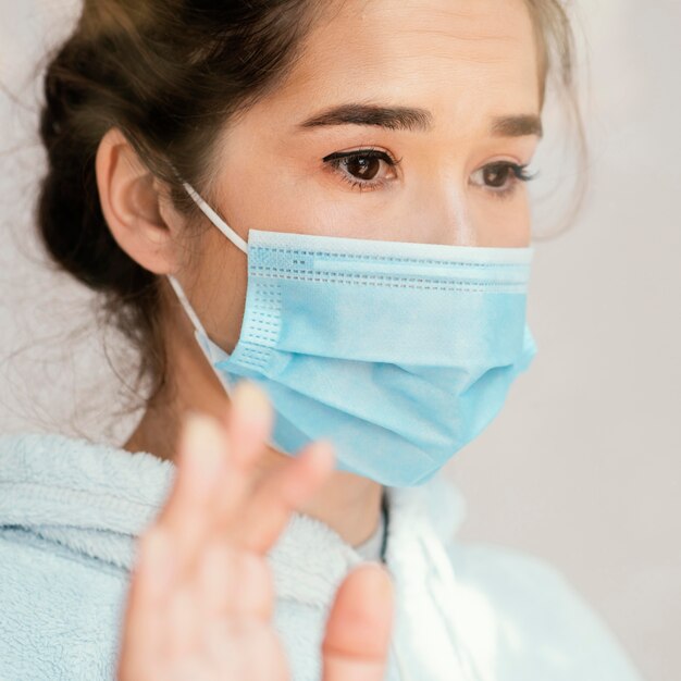 Primer plano, mujer, llevando, mascarilla