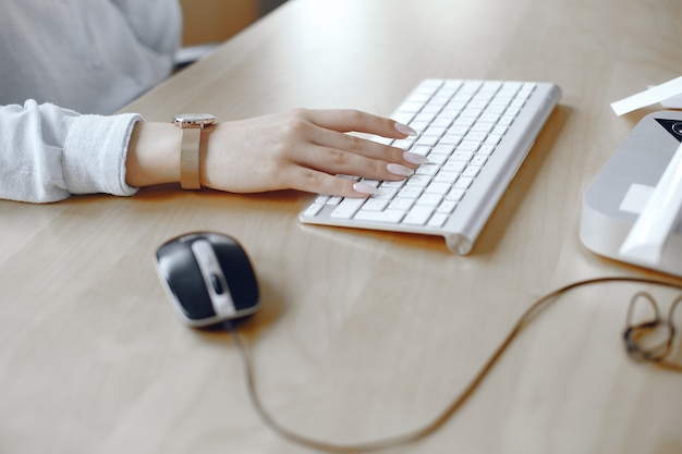 Primer plano de una mujer manos ocupada escribiendo en una computadora portátil. Mujer en la oficina.