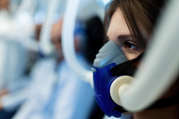 Foto gratuita primer plano de una mujer con mascarilla durante la oxigenoterapia hiperbárica en la clínica