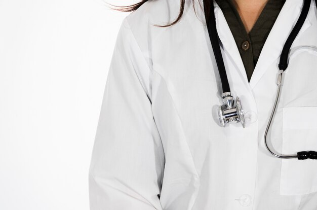 Primer plano de mujer médico con estetoscopio alrededor de su cuello aislado sobre fondo blanco