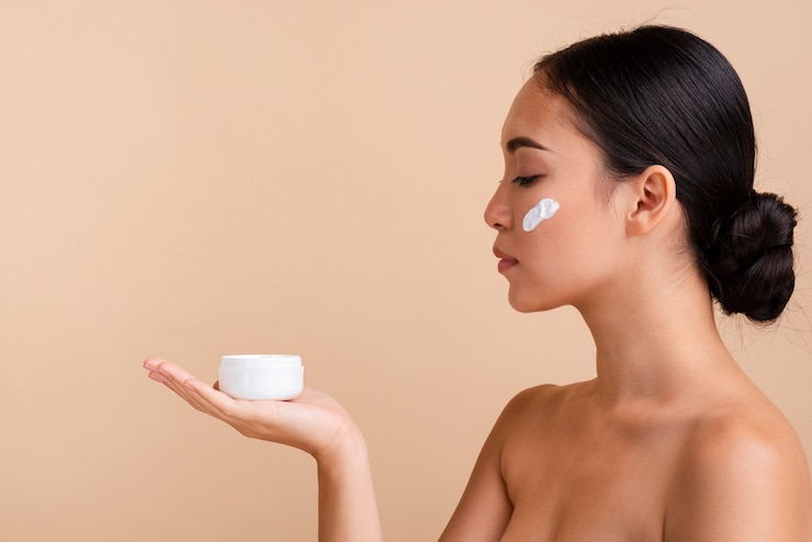 Foto gratuito primer plano mujer morena con tarro de crema