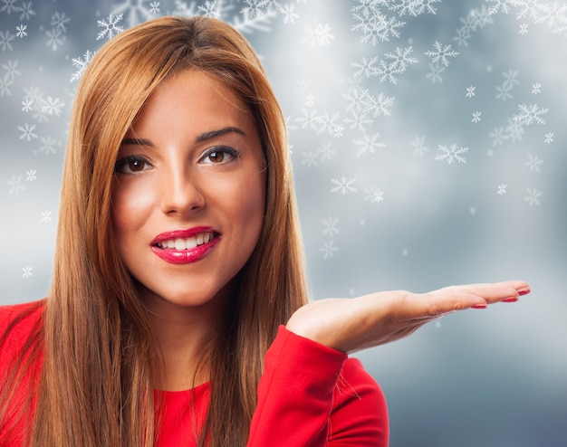 Primer plano de mujer mostrando la mano abierta