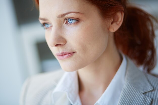 Primer plano de mujer de negocios con los ojos azules