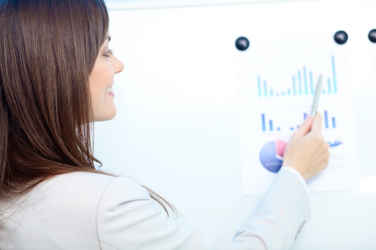 Foto gratuito primer plano de mujer de negocios señalando un gráfico