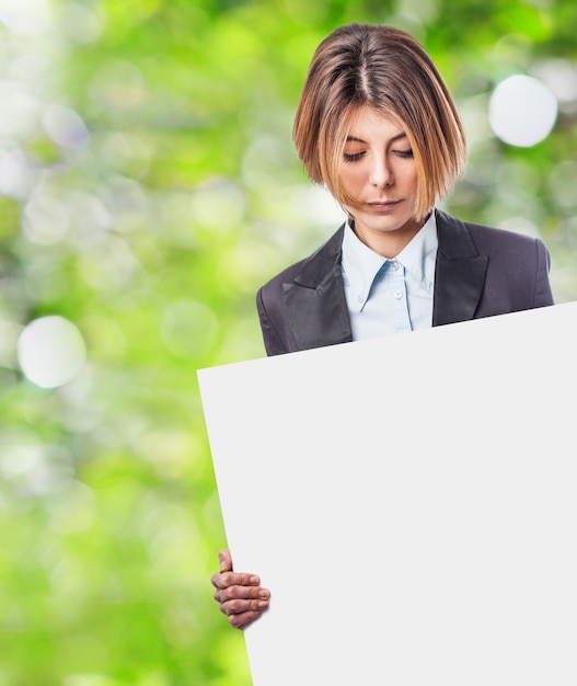 Foto gratuita primer plano de mujer de negocios sujetando un cartel en blanco