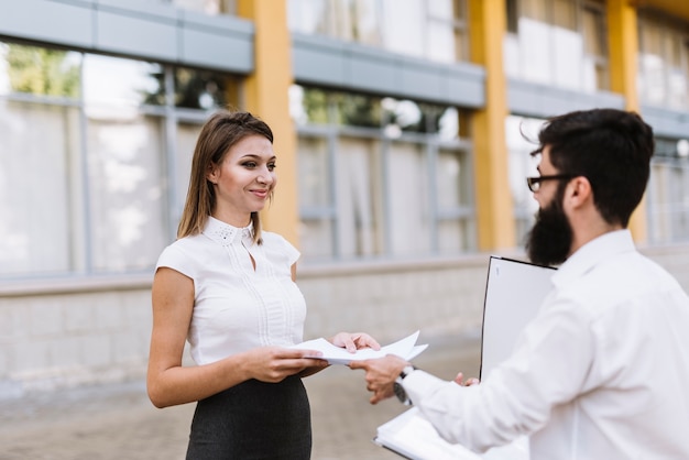 Primer plano, de, un, mujer de negocios, toma, documento, de, hombre de negocios