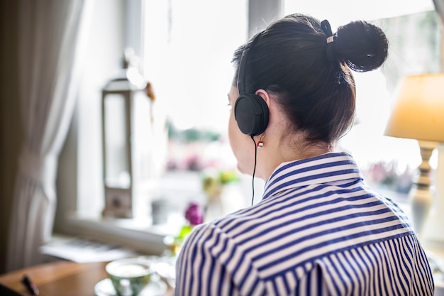 Primer plano de una mujer de negocios usando auriculares