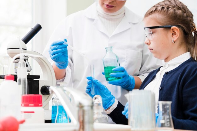 Primer plano mujer y niña en laboratorio