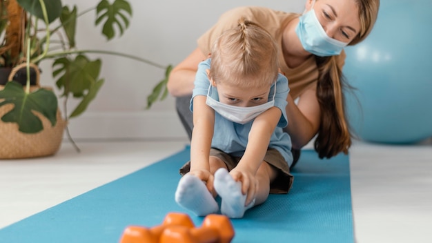 Primer plano mujer y niño con máscaras