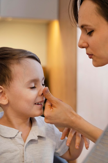 Primer plano, mujer, y, niño pequeño