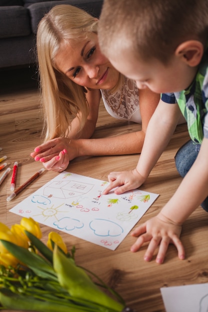 Primer plano de mujer orgullosa mirando a su hijo