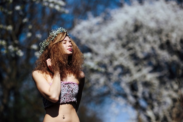 Primer plano de mujer pelirroja sintiendo la naturaleza