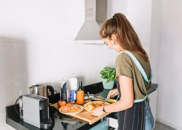 Primer plano de mujer preparando pasta en el mostrador de la cocina