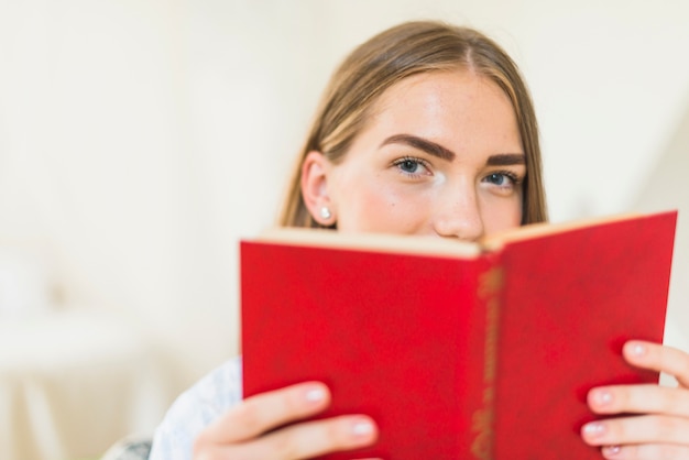 Primer plano, de, un, mujer que sostiene, libro rojo