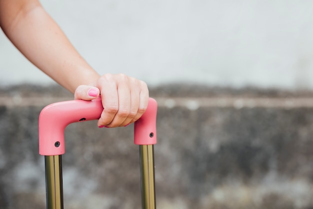 Primer plano, de, mujer que sostiene la maleta, manija