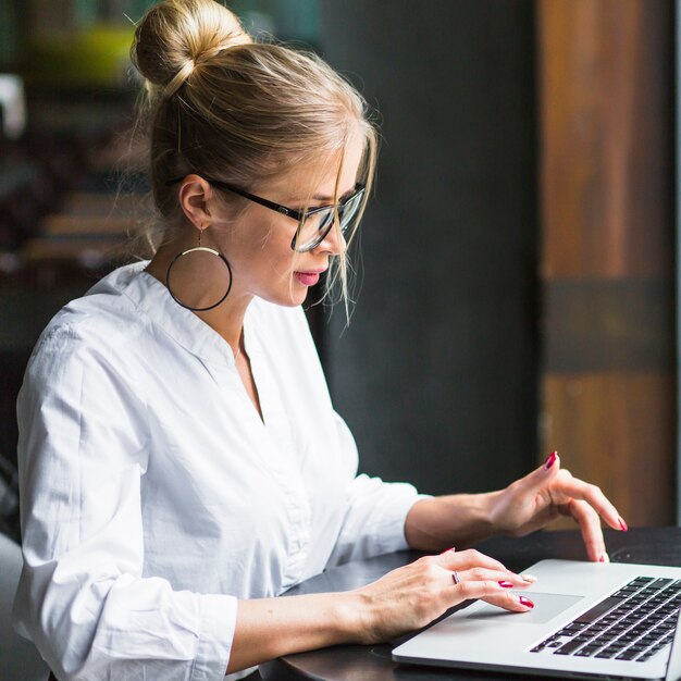 Primer plano de una mujer que usa la computadora portátil