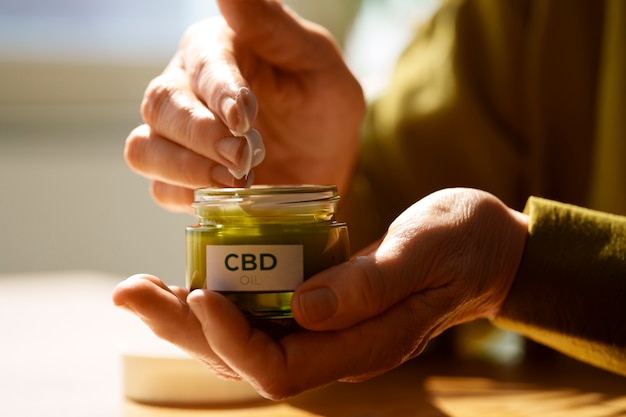 Foto gratuita primer plano de una mujer que usa crema de cbd para el dolor