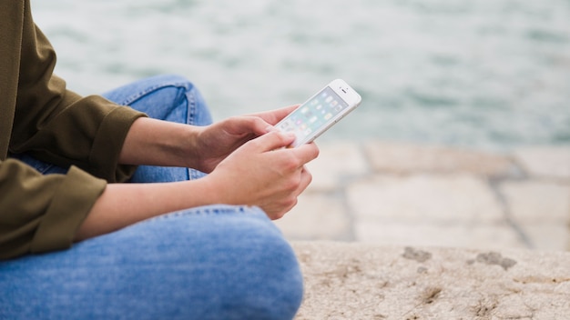 Foto gratuita primer plano de una mujer que usa el teléfono móvil