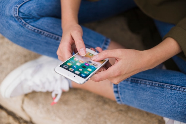 Foto gratuita primer plano de una mujer que usa el teléfono móvil