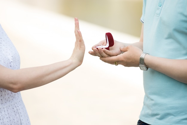 Primer plano de mujer rechazando el anillo compromiso