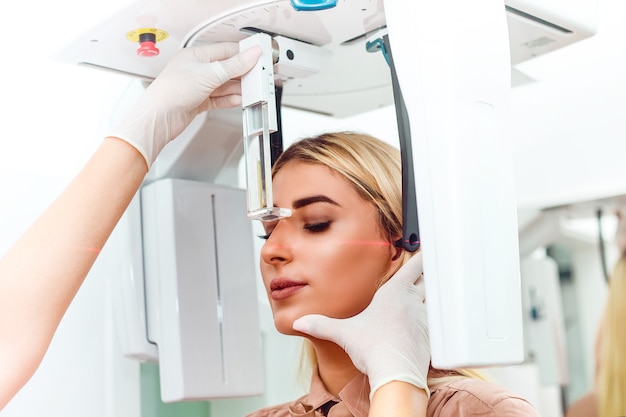 Primer plano de una mujer recibiendo una radiografía dental