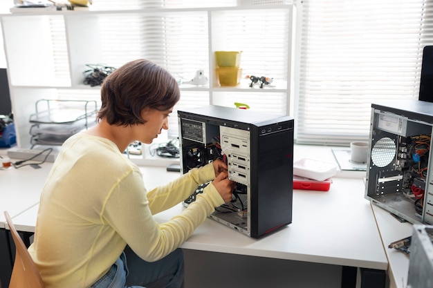 Foto gratuita primer plano de una mujer reparando chips de computadora