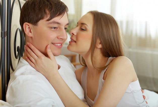 Primer plano de mujer romántica besando a su marido