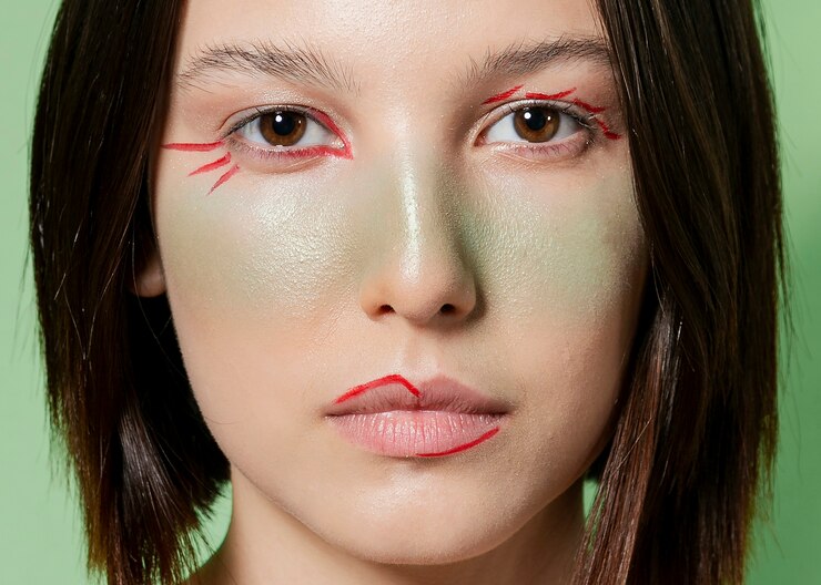 Foto gratuito primer plano de mujer con rostro artístico pintado