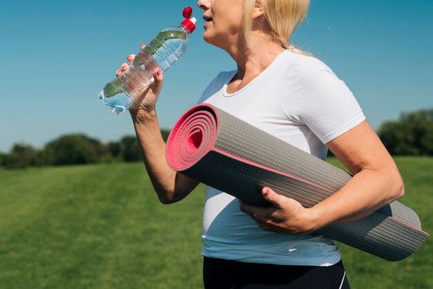 Primer plano mujer rubia agua potable