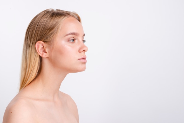 Primer plano mujer rubia con espacio de copia y fondo blanco.