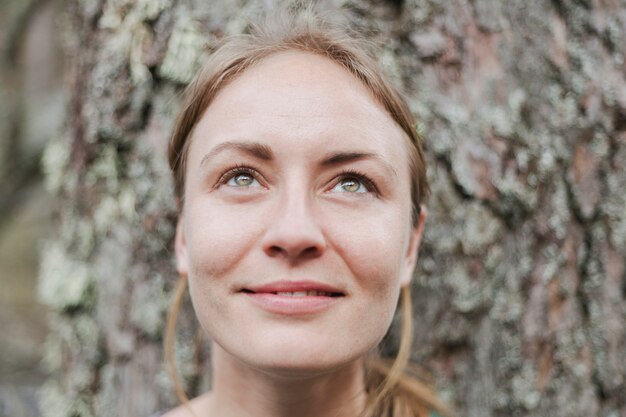 Primer plano de mujer rubia feliz