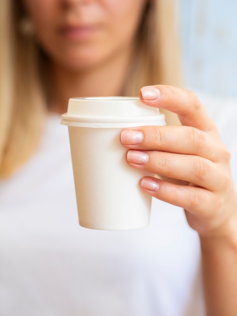 Primer plano mujer rubia con taza de café