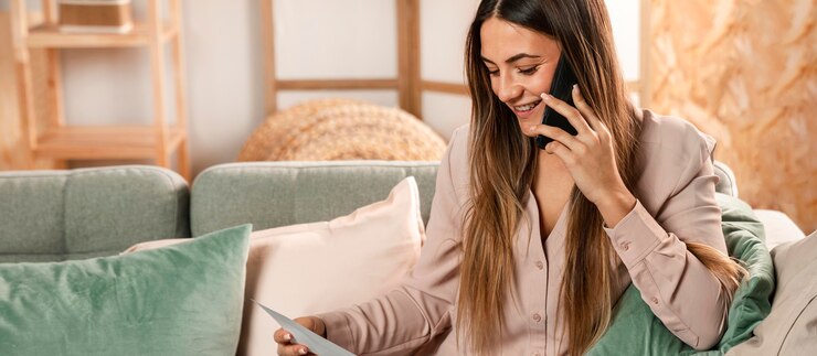 Foto gratuito primer plano, mujer se sentar sobre sofá