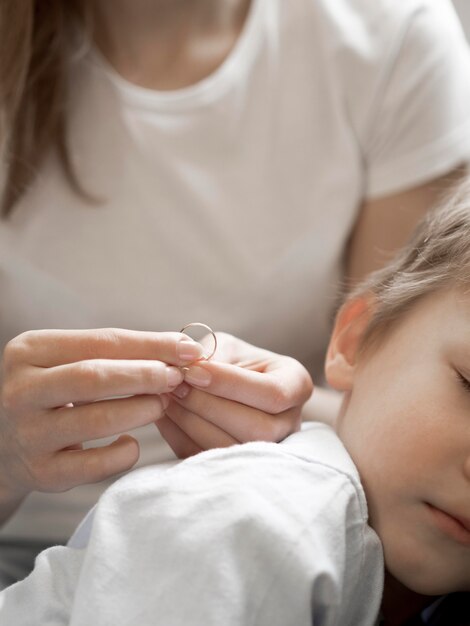 Foto gratuita primer plano mujer separada con niño