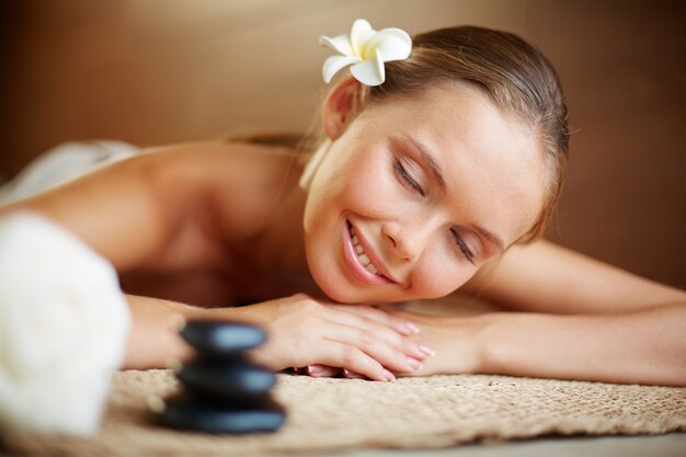Primer plano de mujer soñando con su masaje