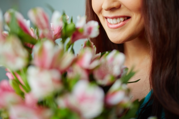 Foto gratuita primer plano de mujer sonriendo con un ramo