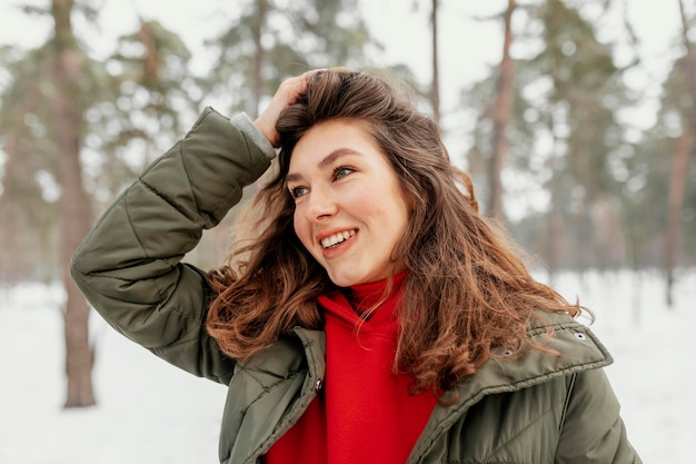 Primer plano mujer sonriente al aire libre