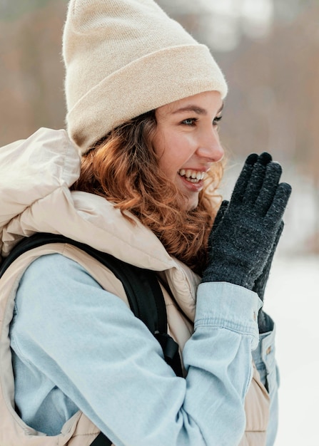 Foto gratuita primer plano mujer sonriente al aire libre