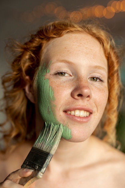 Primer plano mujer sonriente con cepillo posando