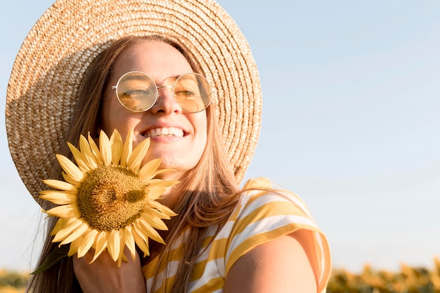 Primer plano mujer sonriente disfrutando de la naturaleza