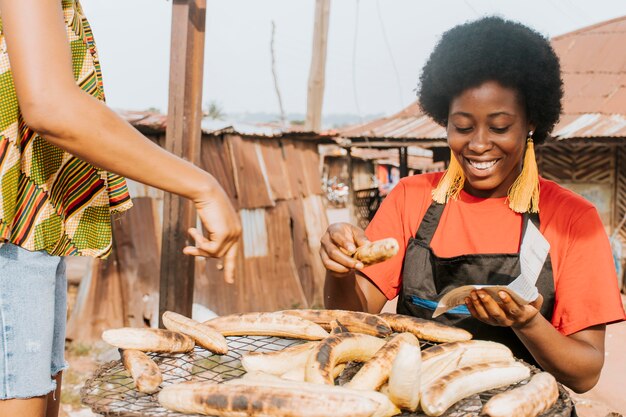 Primer plano mujer sonriente haciendo comida