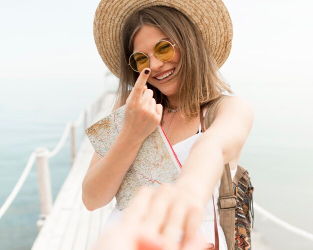 Primer plano mujer sonriente mano