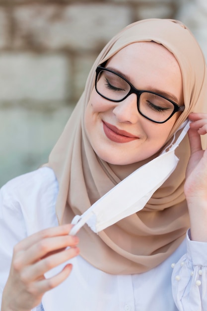 Primer plano mujer sonriente con máscara médica