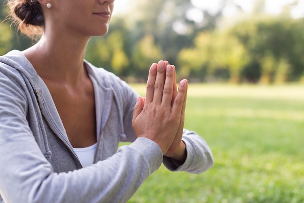 Foto gratuita primer plano mujer sonriente meditando pose