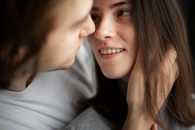 Foto gratuita primer plano de mujer sonriente con novio