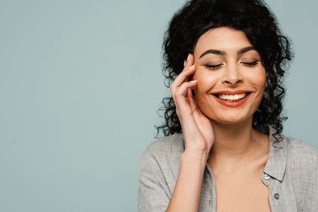 Primer plano mujer sonriente posando