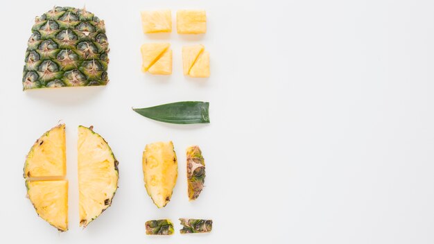 Primer plano de una mujer sosteniendo la bandeja de jugo y frutas frescas