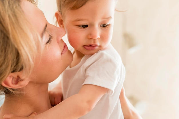 Primer plano mujer sosteniendo bebé