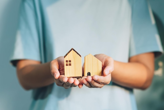 Primer plano mujer sosteniendo modelo de casa Planificación de casa nueva Concepto de bienes raíces de préstamos para el hogar