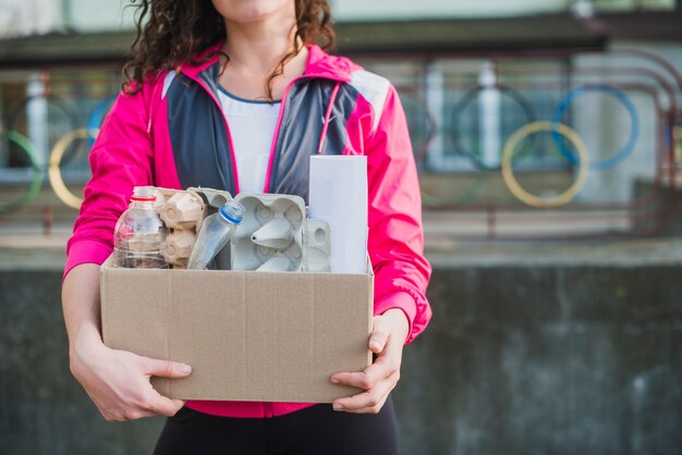 Primer plano de mujer sosteniendo reciclar caja de cartón